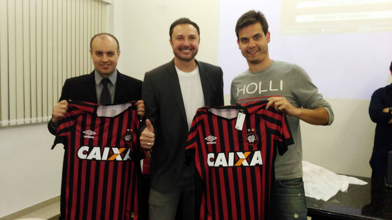 Camisas oficiais sorteadas durante aula do Atlético-PR