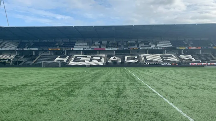 estádio com grama sintética